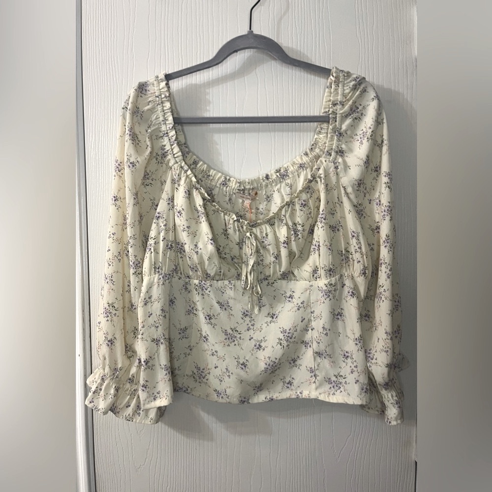 🛍️NWT Skies Are Blue XXL Cream and Purple Blouse with Elegant Design